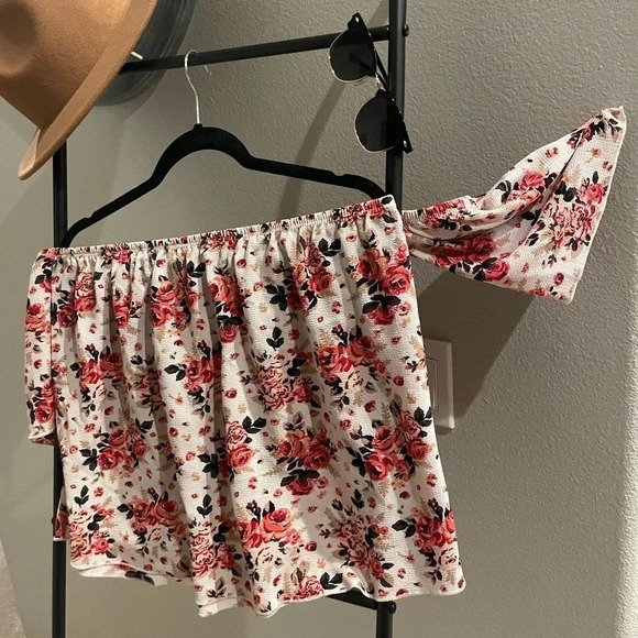 Free kisses off the shoulder floral blouse top size Medium - Picture 3 of 11